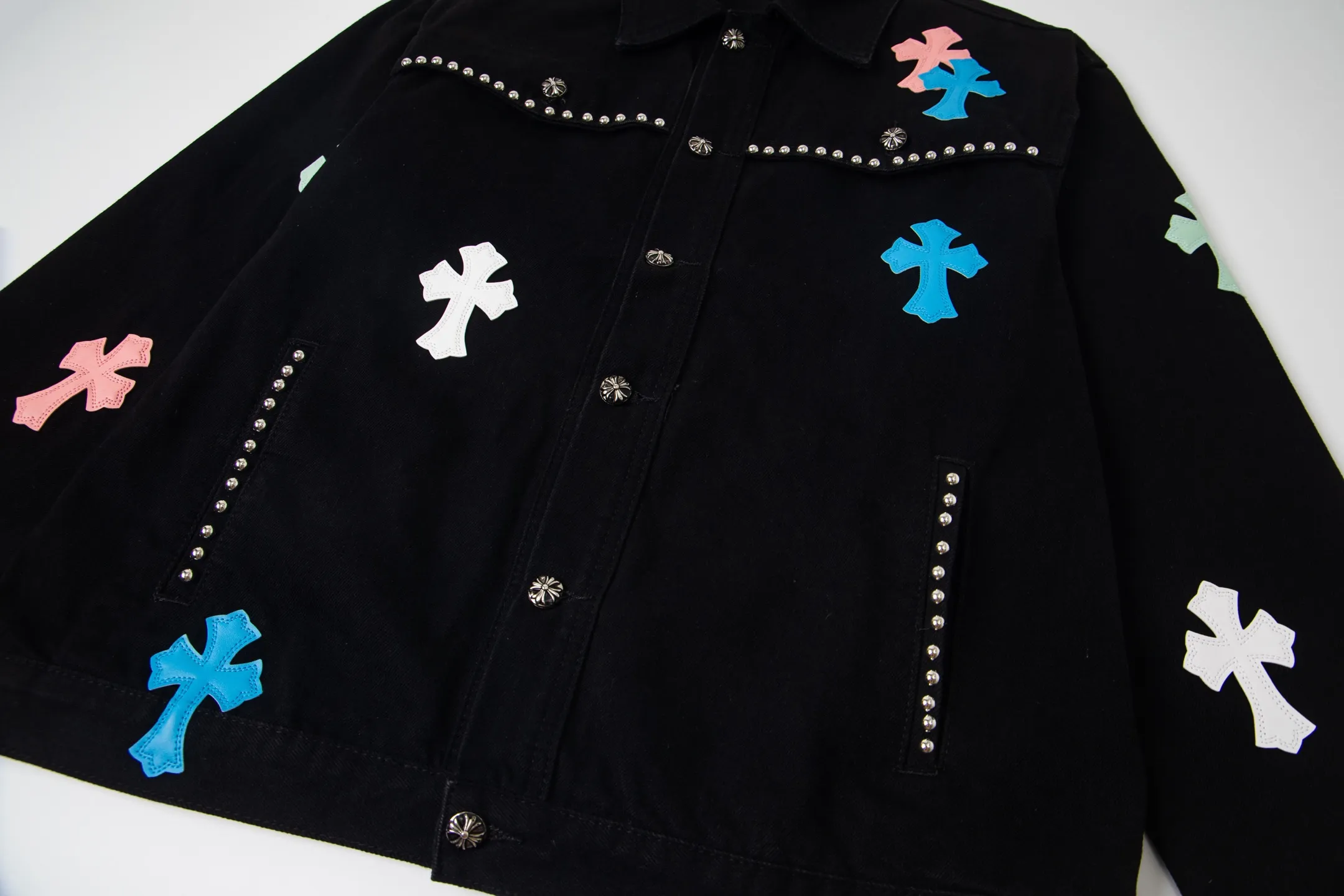 P280 Chrome Hearts Chrome Hearts heavy-duty denim jacket with rivets and multiple farts. The same model as the Internet celebrity star. The cross-printed denim jacket has a unique cross design element and is full of design. It is made of 100% denim cotton fabric with heavy coarse yarn count, which ensures a stiff and tough silhouette while being soft, comfortable and breathable. The lapel is designed with silver buttons and is full of texture. The classic white cross logo is all over the dress, making it a perfect versatile style for spring and summer! The original loose version is made of high-quality pure cotton fabrics. The fabric pattern is high-definition and delicate without burrs. It is comfortable and breathable to wear. All the buttons are molded and customized. It is casual and fashionable and can be matched with any bottoms. It can be windproof and sunproof in spring and summer. It can be worn outside in autumn and winter! Easily concave shape makes you look slimmer and taller, perfect for both men and women! Style number: 1764# Color: Black Size: S M L XL